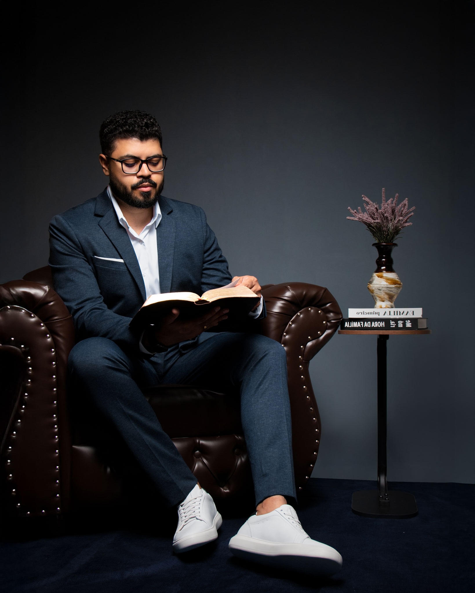 Reginaldo Filho sentado com um caderno, em ambiente profissional